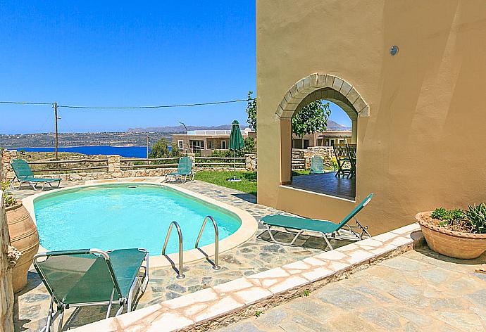 Private pool with terrace and garden area . - Villa Neria . (Galerie de photos) }}