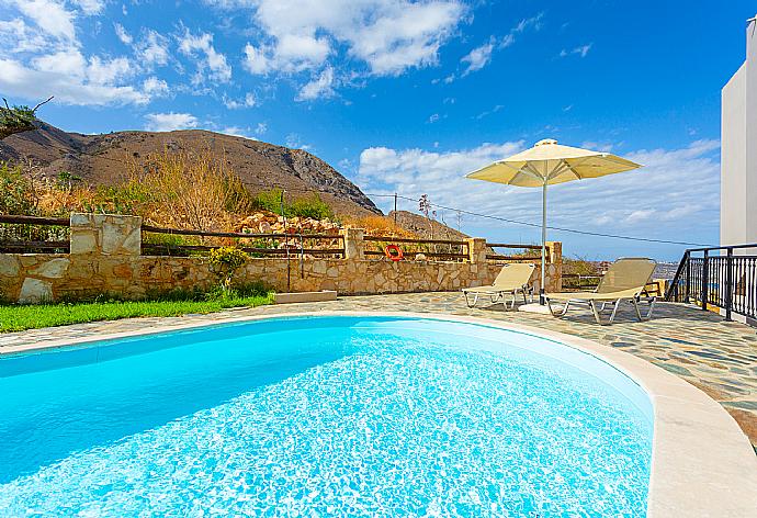 Private pool and terrace with sea and mountain views . - Villa Stratos . (Galleria fotografica) }}