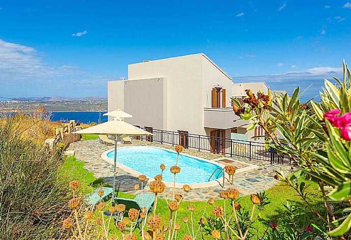 Beautiful villa with private pool and terrace with sea and mountain views . - Villa Stratos . (Galería de imágenes) }}