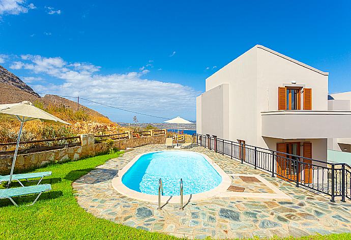 Beautiful villa with private pool and terrace with sea and mountain views . - Villa Stratos . (Galería de imágenes) }}