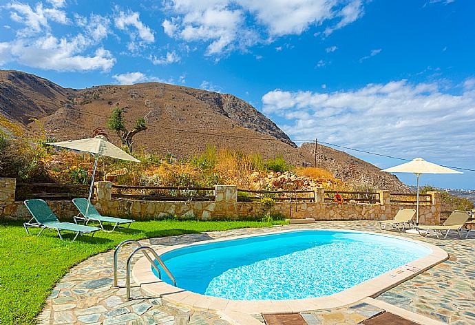 Private pool and terrace with sea and mountain views . - Villa Stratos . (Fotogalerie) }}