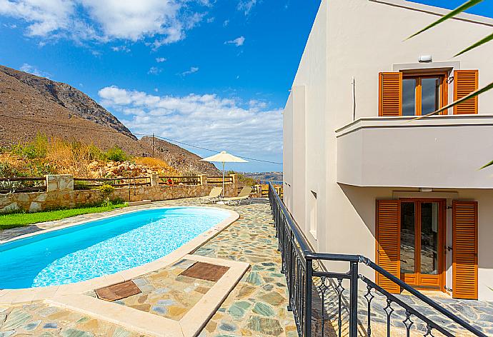 Beautiful villa with private pool and terrace with sea and mountain views . - Villa Stratos . (Galería de imágenes) }}