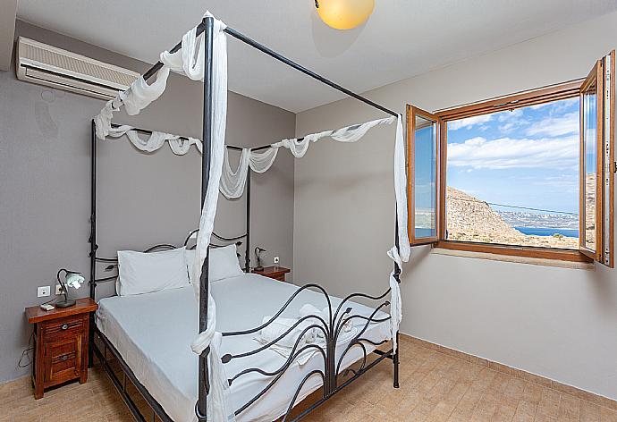 Double bedroom with A/C and sea views . - Villa Stratos . (Photo Gallery) }}