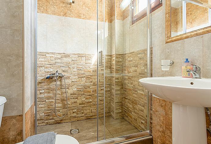 Family bathroom with shower . - Villa Stratos . (Galería de imágenes) }}