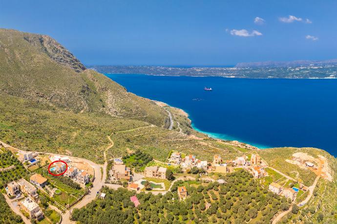 Aerial view showing location of villa . - Villa Stratos . (Galerie de photos) }}