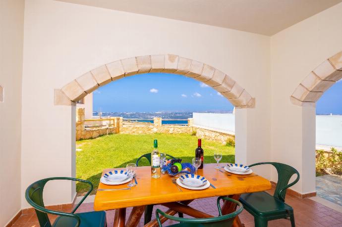 Sheltered terrace area . - Villa Stratos . (Galerie de photos) }}