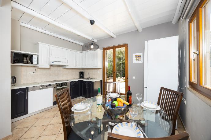 Equipped kitchen . - Villa Stratos . (Galerie de photos) }}