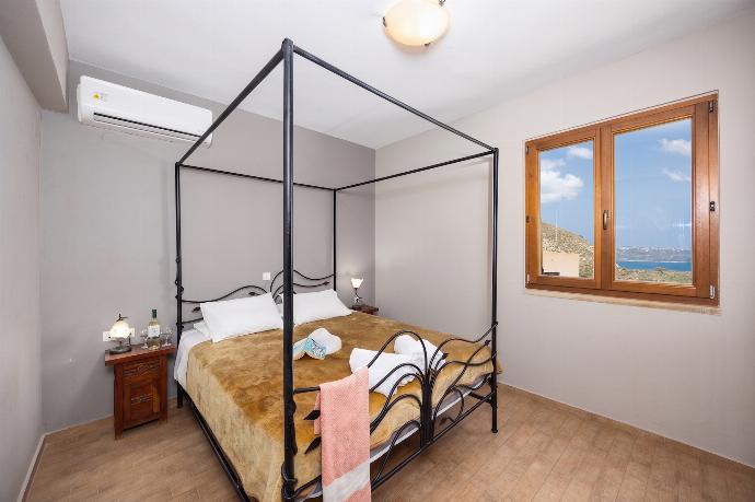 Double bedroom with A/C . - Villa Stratos . (Galerie de photos) }}
