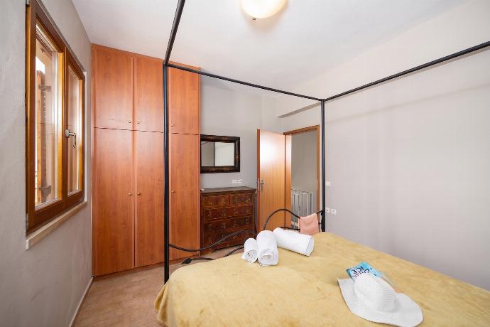 Double bedroom with A/C . - Villa Stratos . (Galerie de photos) }}