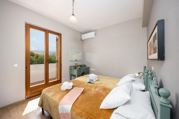 Twin bedroom with A/C . - Villa Stratos . (Galerie de photos) }}