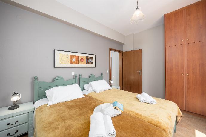 Twin bedroom with A/C . - Villa Stratos . (Galerie de photos) }}