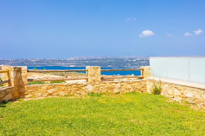 Garden area . - Villa Stratos . (Galerie de photos) }}