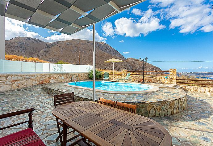 Private pool and terrace with sea and mountain views . - Villa Konstantina . (Galería de imágenes) }}