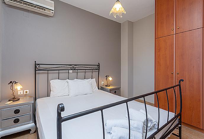 Double bedroom with A/C . - Villa Konstantina . (Photo Gallery) }}