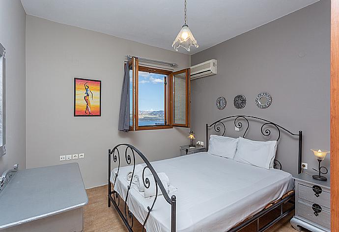 Double bedroom with A/C . - Villa Konstantina . (Fotogalerie) }}