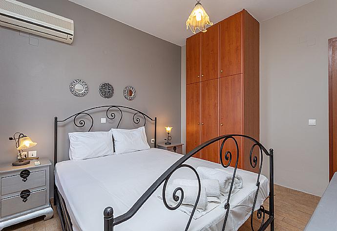 Double bedroom with A/C . - Villa Konstantina . (Photo Gallery) }}