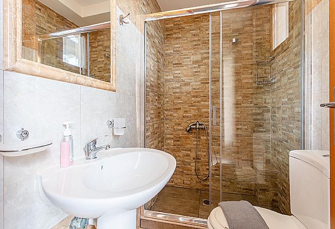 Family bathroom with shower . - Villa Konstantina . (Fotogalerie) }}