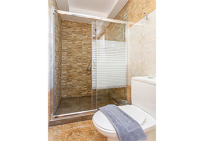 Family bathroom with shower . - Villa Konstantina . (Galleria fotografica) }}