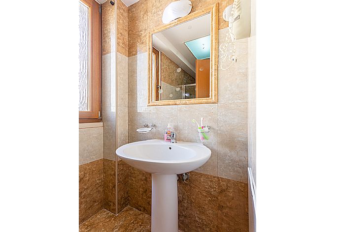 Family bathroom with shower . - Villa Konstantina . (Galería de imágenes) }}