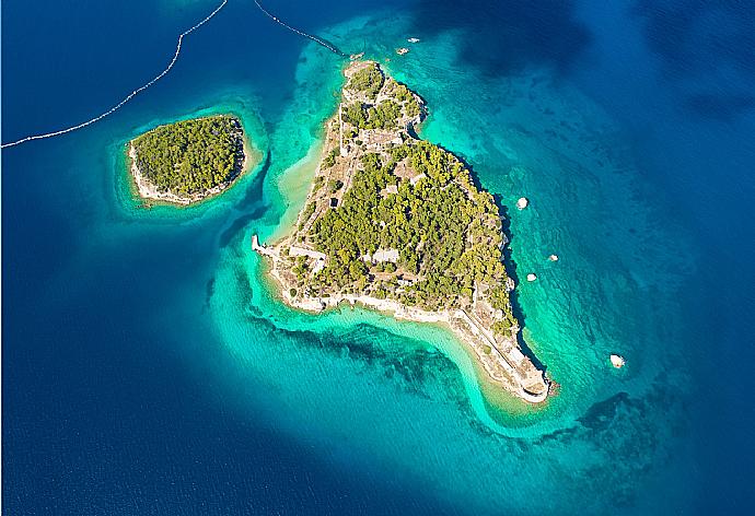 Aerial view of an island just out from Souda Bay View . - Souda Bay View . (Fotogalerie) }}