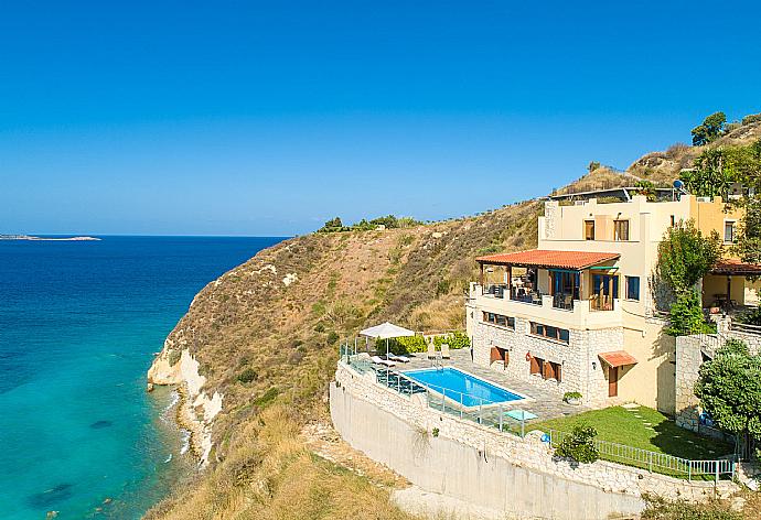 ,Beautiful villa with private pool, terrace, and panoramic sea views . - Souda Bay View . (Galería de imágenes) }}