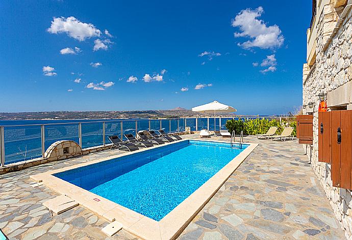 Private pool and terrace with panoramic sea views . - Souda Bay View . (Galerie de photos) }}