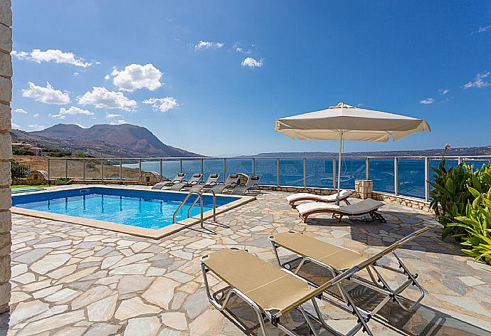 Private pool and terrace with panoramic sea views . - Souda Bay View . (Galería de imágenes) }}