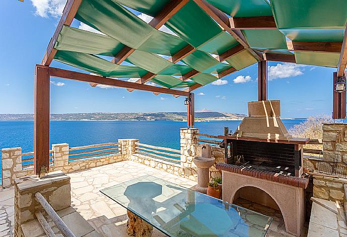 Terrace area with BBQ and sea views . - Souda Bay View . (Galleria fotografica) }}