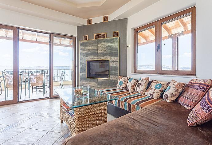 Open-plan living room with sofas, dining area, kitchen, WiFi internet, satellite TV, DVD player, and balcony access with panoramic sea views . - Souda Bay View . (Galería de imágenes) }}