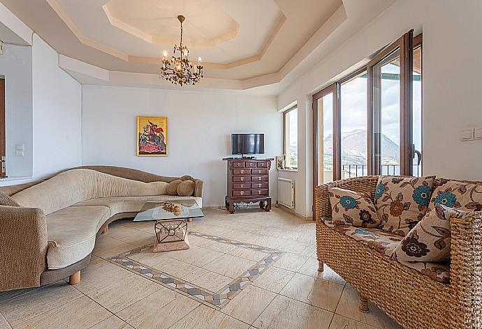 Open-plan living room with sofas, dining area, kitchen, WiFi internet, satellite TV, DVD player, and balcony access with panoramic sea views . - Souda Bay View . (Galería de imágenes) }}