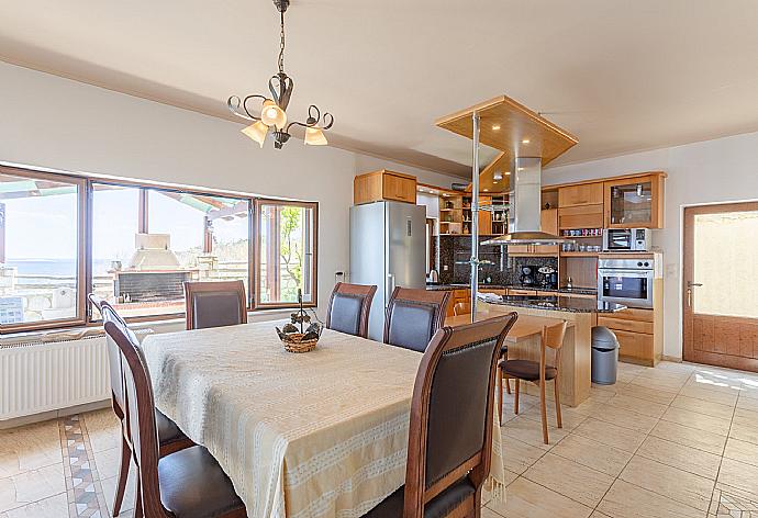 Open-plan living room with sofas, dining area, equipped kitchen, WiFi internet, satellite TV, DVD player, and balcony access with panoramic sea views . - Souda Bay View . (Galleria fotografica) }}