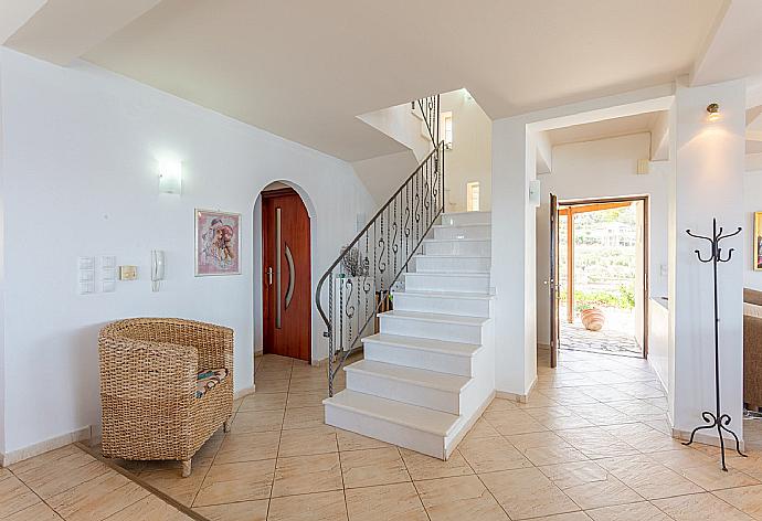 Stairs between ground and first floor of villa . - Souda Bay View . (Galería de imágenes) }}