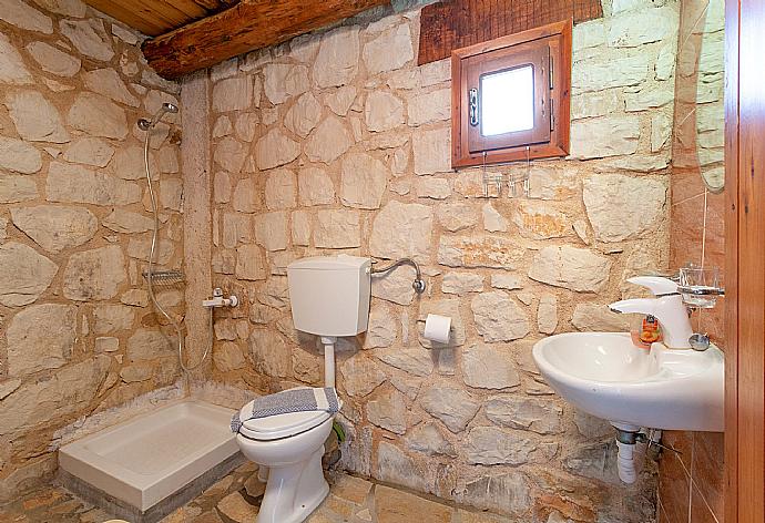 Family bathroom in self-contained apartment with overhead shower . - Souda Bay View . (Galerie de photos) }}