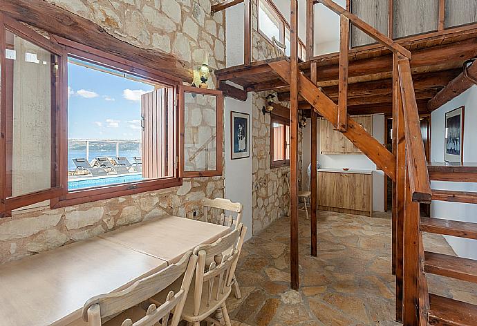 Self-contained apartment with open-plan living area, double bedroom on mezzanine, and pool-terrace access  . - Souda Bay View . (Galerie de photos) }}