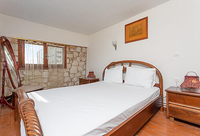 Double bedroom on mezzanine of self-contained apartment . - Souda Bay View . (Галерея фотографий) }}