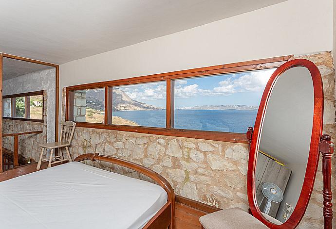 Double bedroom on mezzanine of self-contained apartment with panoramic sea views . - Souda Bay View . (Galería de imágenes) }}