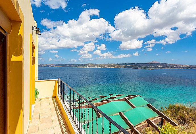 Balcony on first floor . - Souda Bay View . (Galerie de photos) }}