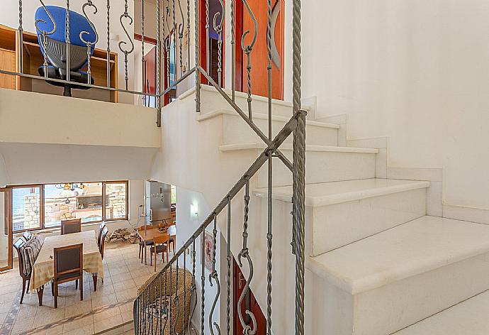 Stairs between ground and first floor . - Souda Bay View . (Fotogalerie) }}