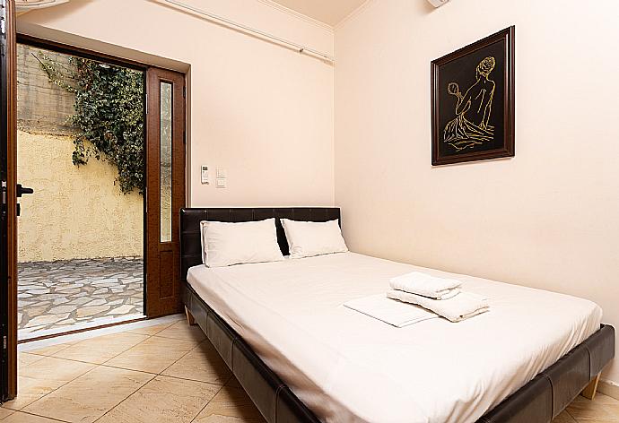 Double bedroom on ground floor with A/C . - Souda Bay View . (Galería de imágenes) }}