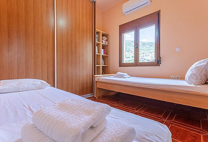 Twin bedroom on first floor . - Souda Bay View . (Fotogalerie) }}