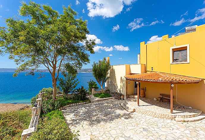 Driveway and entrance to villa . - Souda Bay View . (Fotogalerie) }}