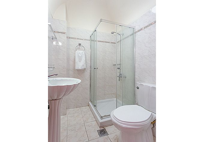 Family bathroom on ground floor with overhead shower . - Souda Bay View . (Galería de imágenes) }}