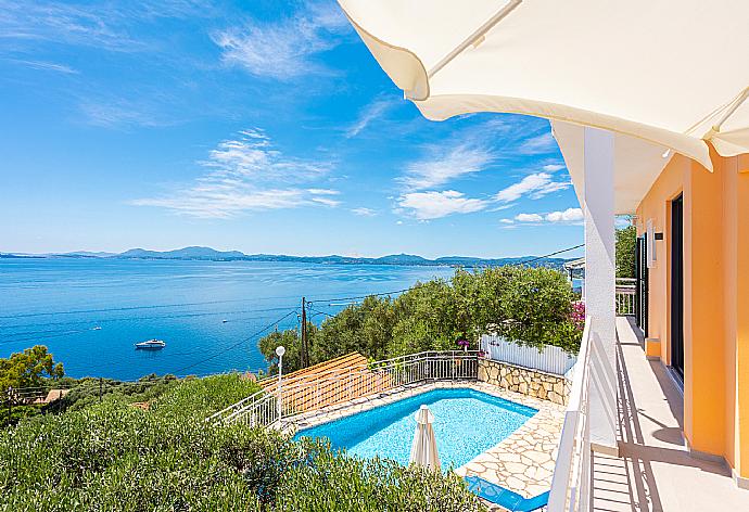 Upper terrace area with panoramic sea views . - Villa Amalia . (Fotogalerie) }}