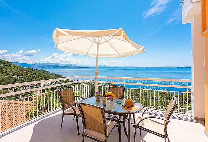 Upper terrace area with panoramic sea views . - Villa Amalia . (Fotogalerie) }}