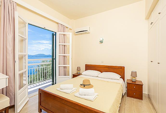 Double bedroom with en suite bathroom, A/C, and sea views . - Villa Amalia . (Галерея фотографий) }}