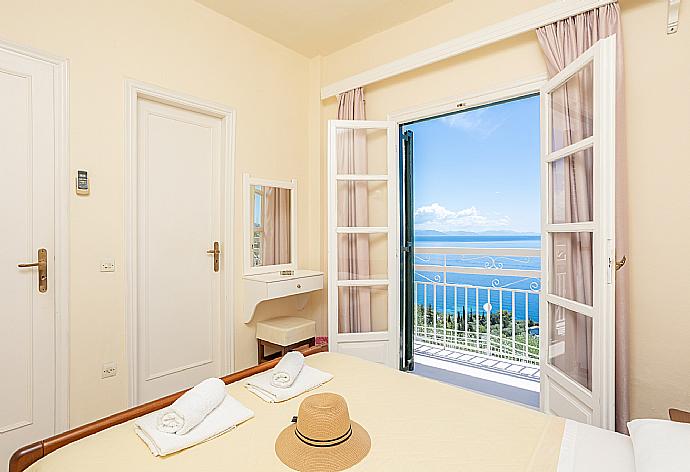 Double bedroom with en suite bathroom, A/C, and sea views . - Villa Amalia . (Fotogalerie) }}