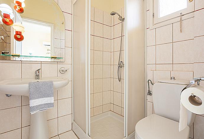 En suite bathroom with shower . - Villa Amalia . (Galería de imágenes) }}