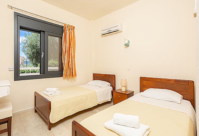 Twin bedroom with A/C . - Villa Amalia . (Photo Gallery) }}