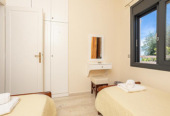 Twin bedroom with A/C . - Villa Amalia . (Fotogalerie) }}