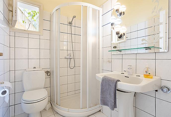 Family bathroom with shower . - Villa Amalia . (Galleria fotografica) }}